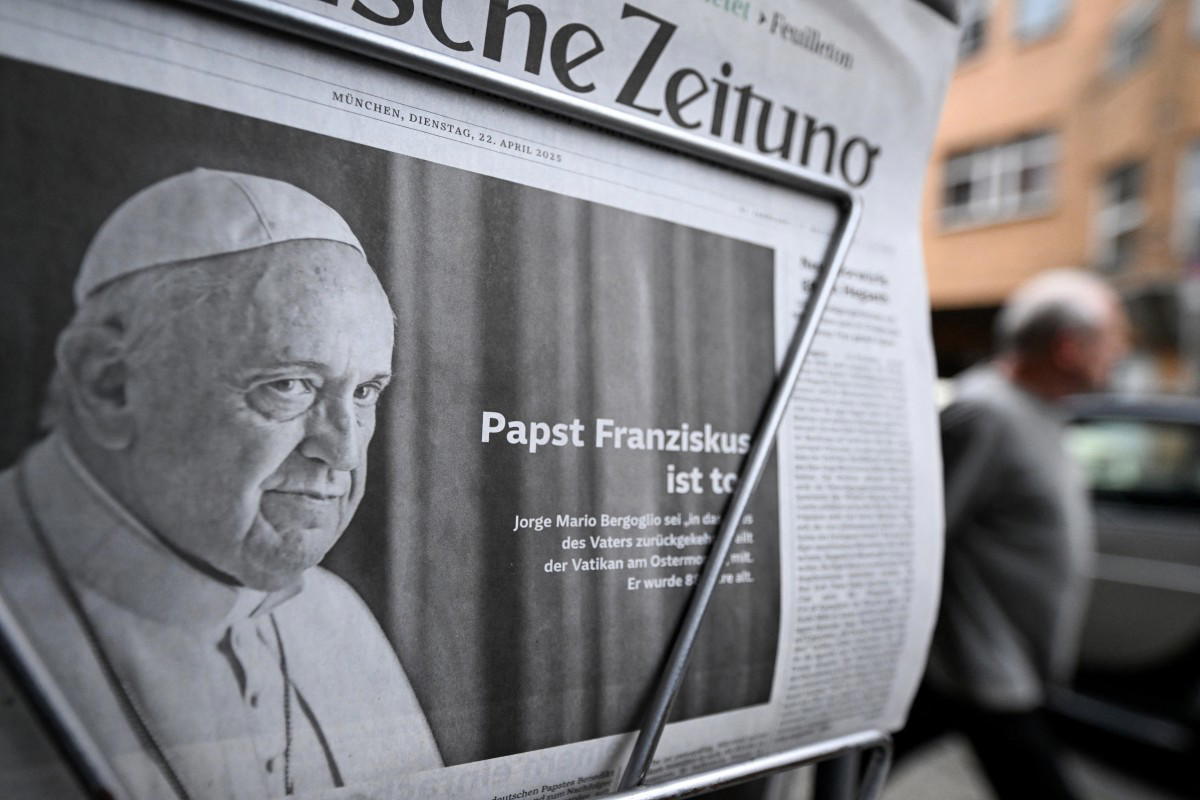 Pilgrims flock to pay tribute to pope lying in state