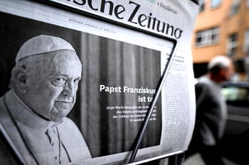 Pilgrims flock to pay tribute to pope lying in state
