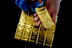 Trump slams Fed, as dollar slumps, gold soars
