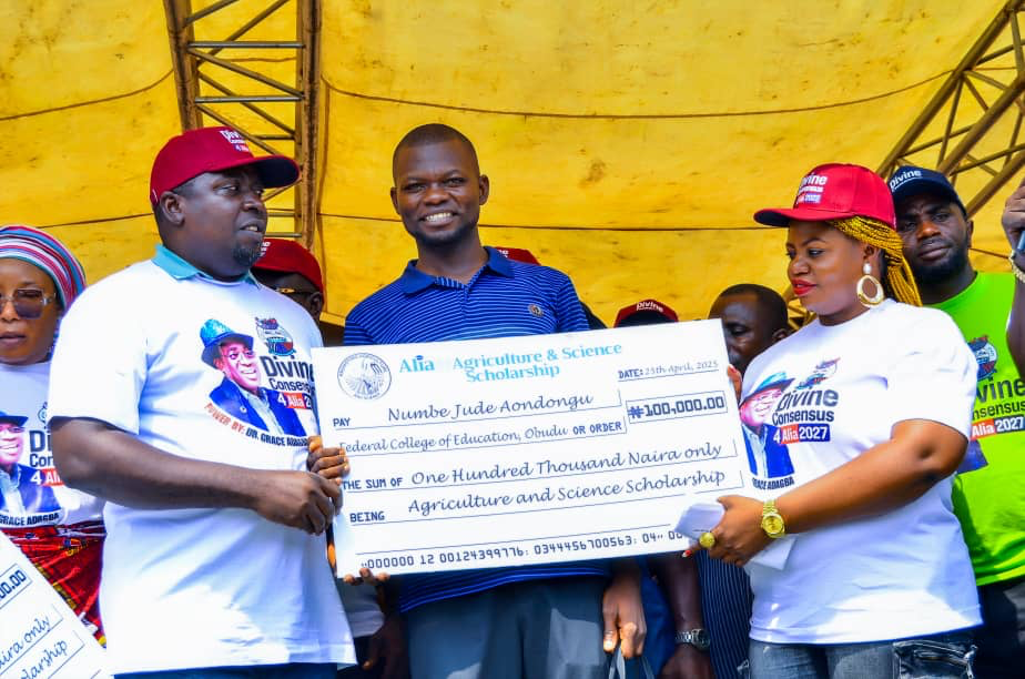 Benue SUBEB Chair gifts 14 students scholarships