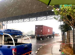 Lagos issues travel advisory as container-laden truck crashes at Lekki-Ikoyi Bridge