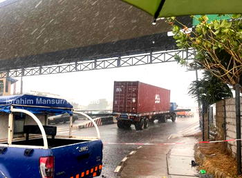 Lagos issues travel advisory as container-laden truck crashes at Lekki-Ikoyi Bridge