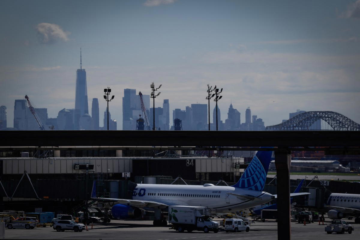 Tragedy averted at US airport as outage leaves air traffic control in dark