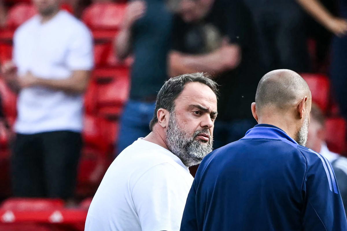 Video: Moment Nottingham Forest owner Marinakis entered pitch to confront coach Nuno
