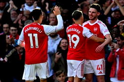 Arsenal ‘digging for gold’ as title bid starts at new-look Man Utd