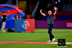 Hansi Flick extends Barcelona contract to 2027