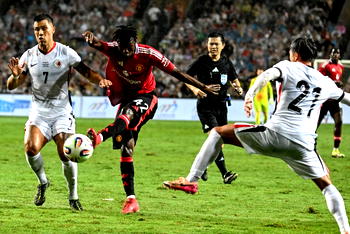 Fernandes starts as Man Utd fight back to win in Hong Kong