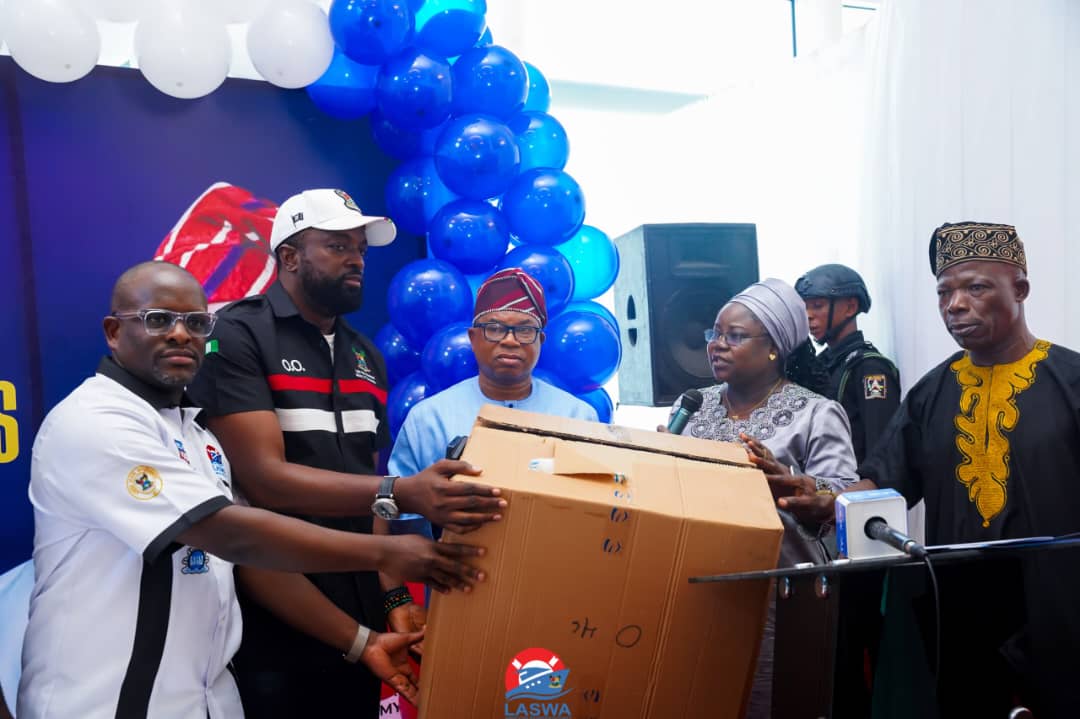 Boat mishaps: FG presents 3,500 life jacks to Lagos waterways authority