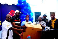 Boat mishaps: FG presents 3,500 life jacks to Lagos waterways authority