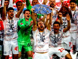 Kane tastes first title as champions Bayern see off Mueller