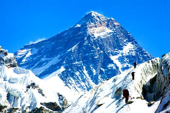 First Everest death of climbing season recorded