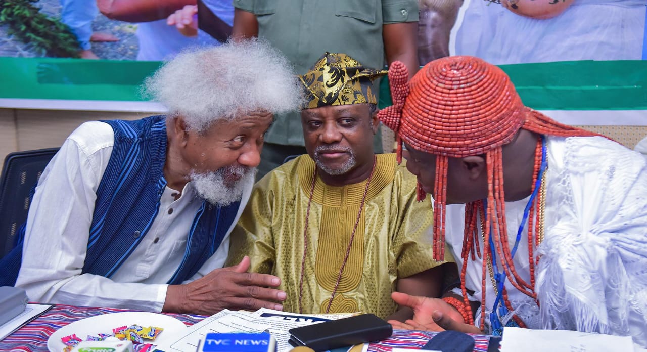 Soyinka and Ooni at table