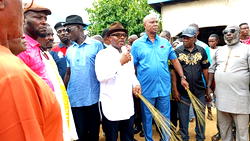 Defection: Mutu leads mass registration of new APC members in Delta community