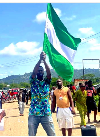 Youths block highway in Edo, protest kidnappings and poor infrastructure