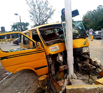 Couple, 2 others injured as drunken Danfo driver rams into streetlight in Lagos