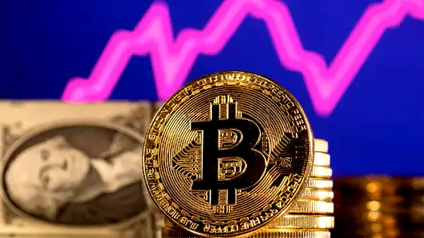 Bitcoin hits record high above $124,000