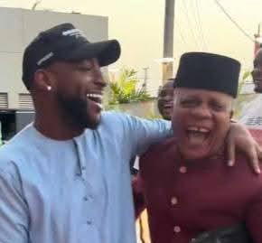 Video: Davido fulfills promise, hosts highlife singer Bright Chimezie in Lagos