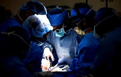 US surgeons perform world’s first bladder transplant