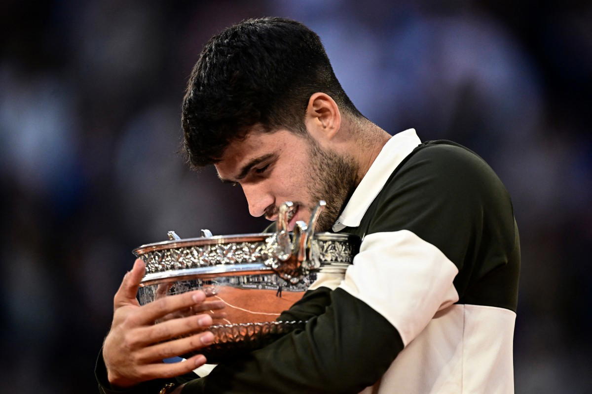 Carlos Alcaraz makes stunning comeback to retain French Open title