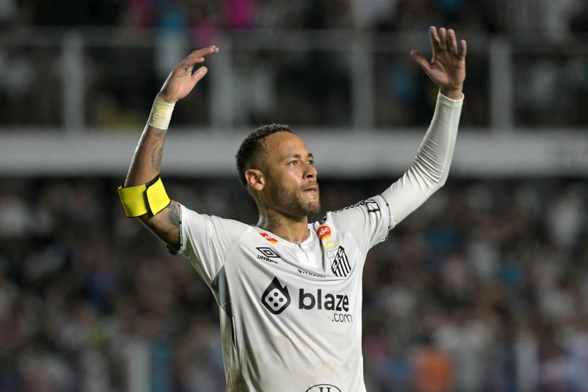 Neymar signs for six more months with Santos with an eye on World cup