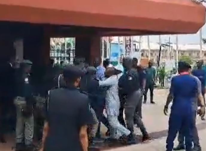 Nigerians react as police allegedly seal PDP national secretariat