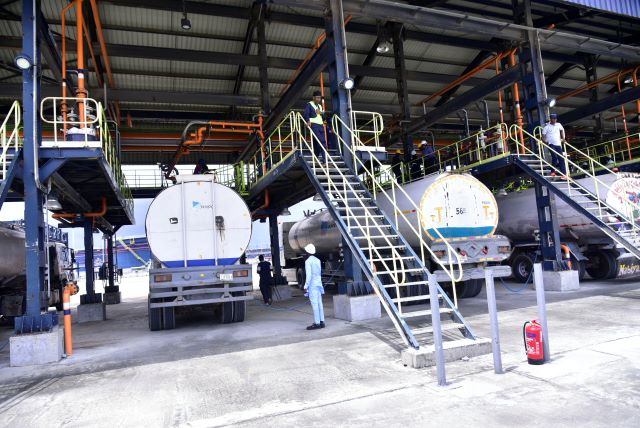 Fuel scarcity looms as tanker drivers suspend loading at Dangote Refinery 