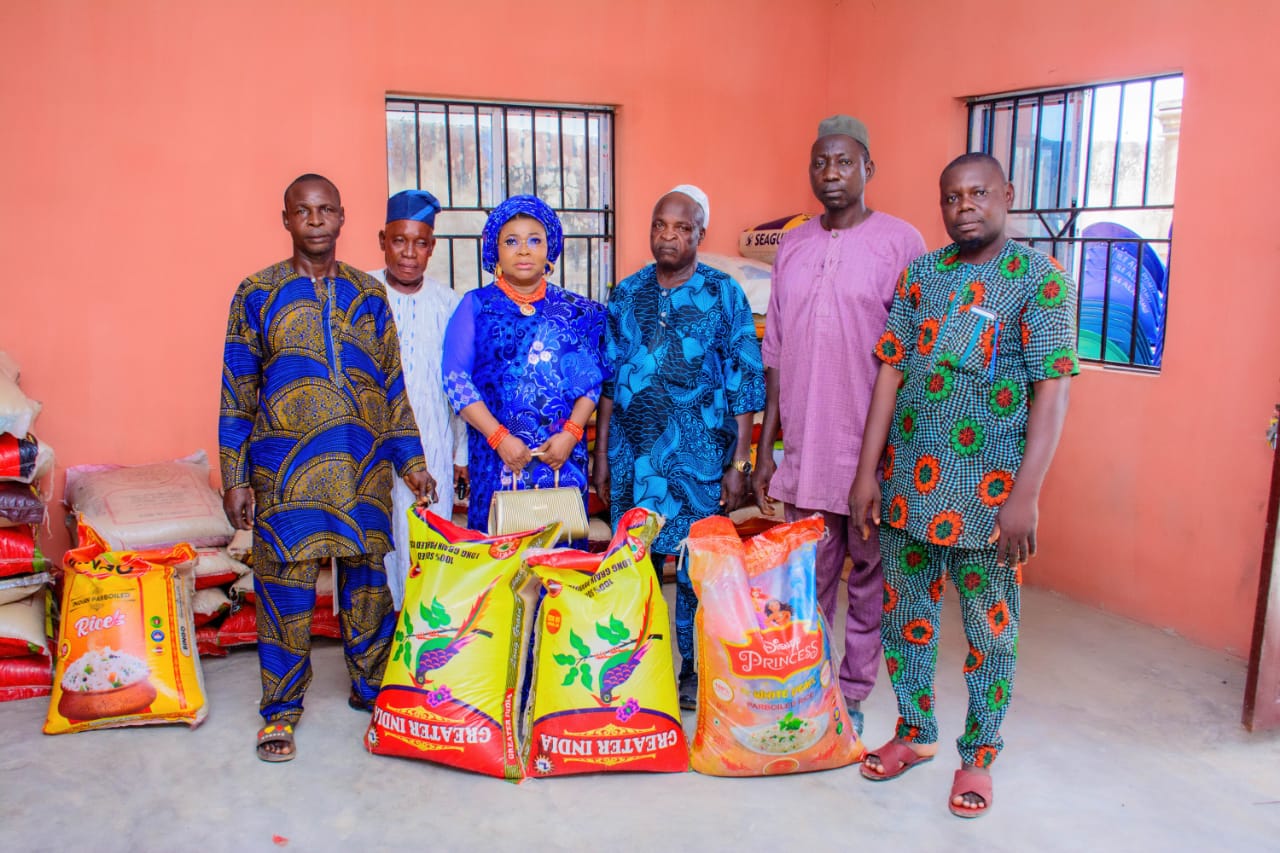 Ileya Festival: Olori Janet Afolabi launches Food bank, distributes rice to Apomu people