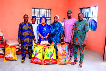Ileya Festival: Olori Janet Afolabi launches Food bank, distributes rice to Apomu people