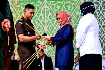 Lovers publicly flogged in Indonesia for sex outside marriage