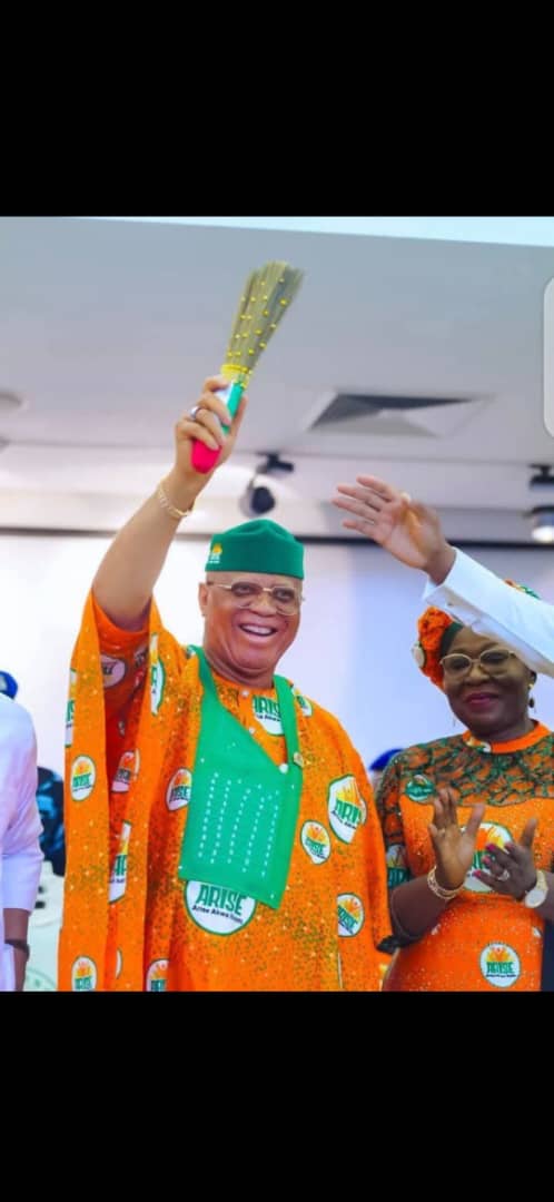 Mass defection hits PDP in Akwa Ibom as lawmakers, LG chairs move to APC with Gov Eno
