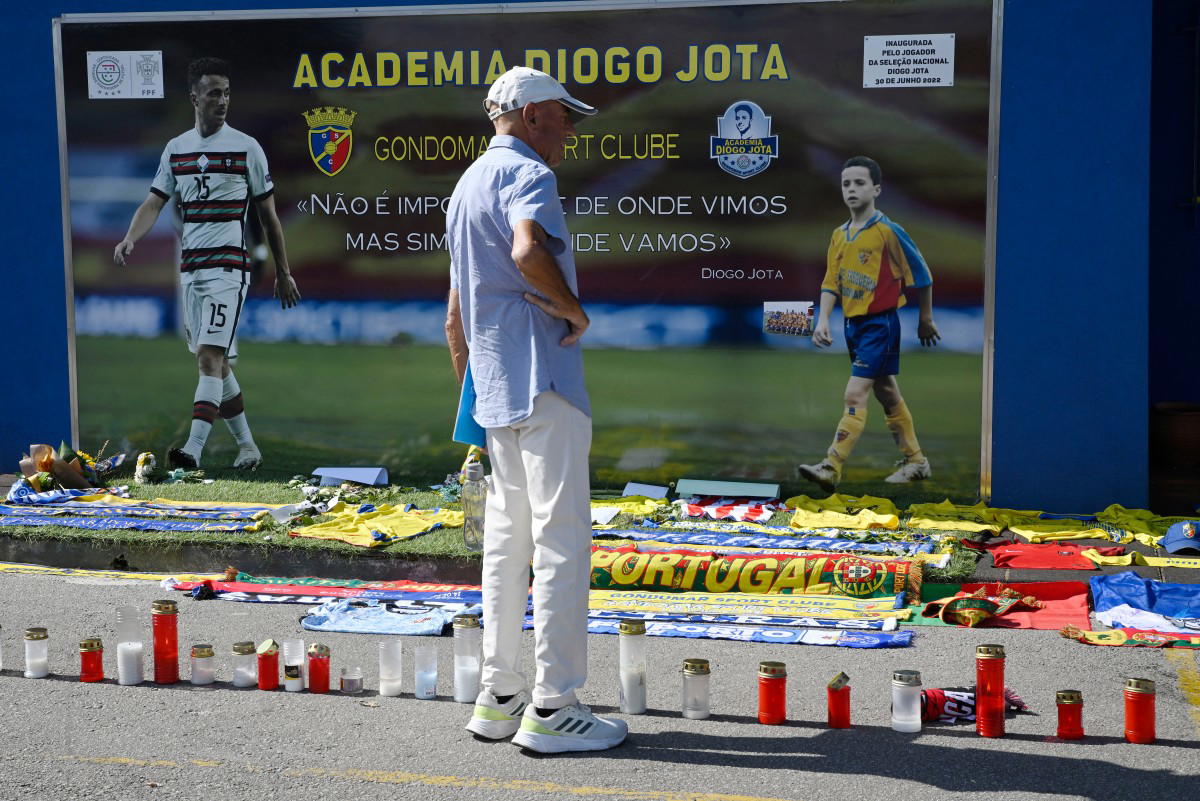 Dozens pay tribute to Liverpool star Diogo Jota in Portugal