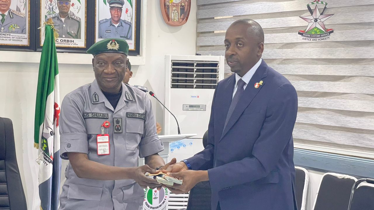 Customs hands over seized money to EFCC