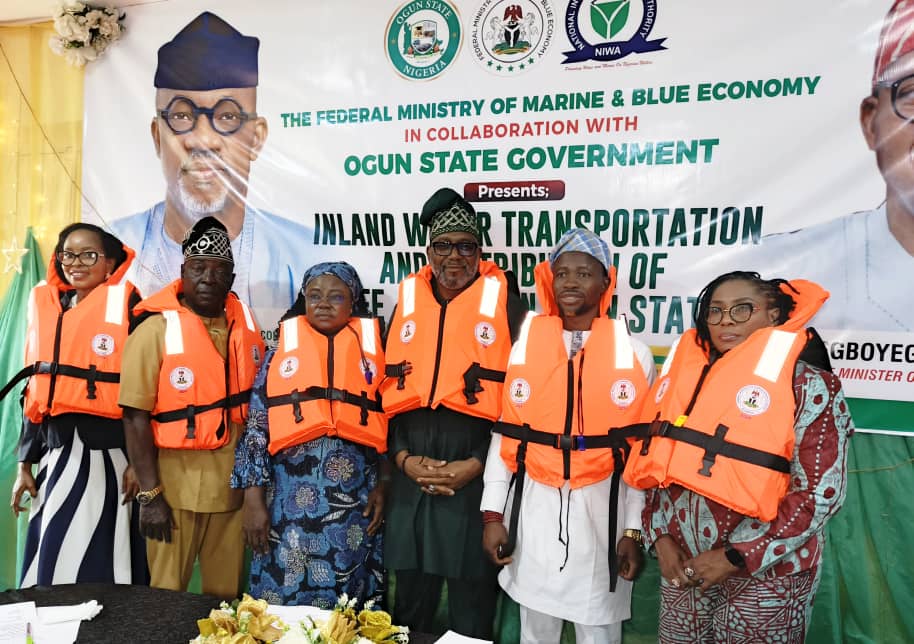 FG Donates 3500 life-jackets to Ogun State waterways operators