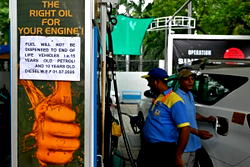 India bans fuel for old cars in capital New Delhi
