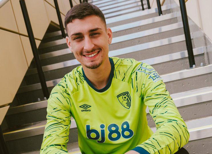 Chelsea keeper Petrovic joins Bournemouth
