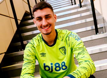 Chelsea keeper Petrovic joins Bournemouth