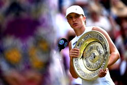 Swiatek destroys Anisimova 6-0, 6-0 to win first Wimbledon title