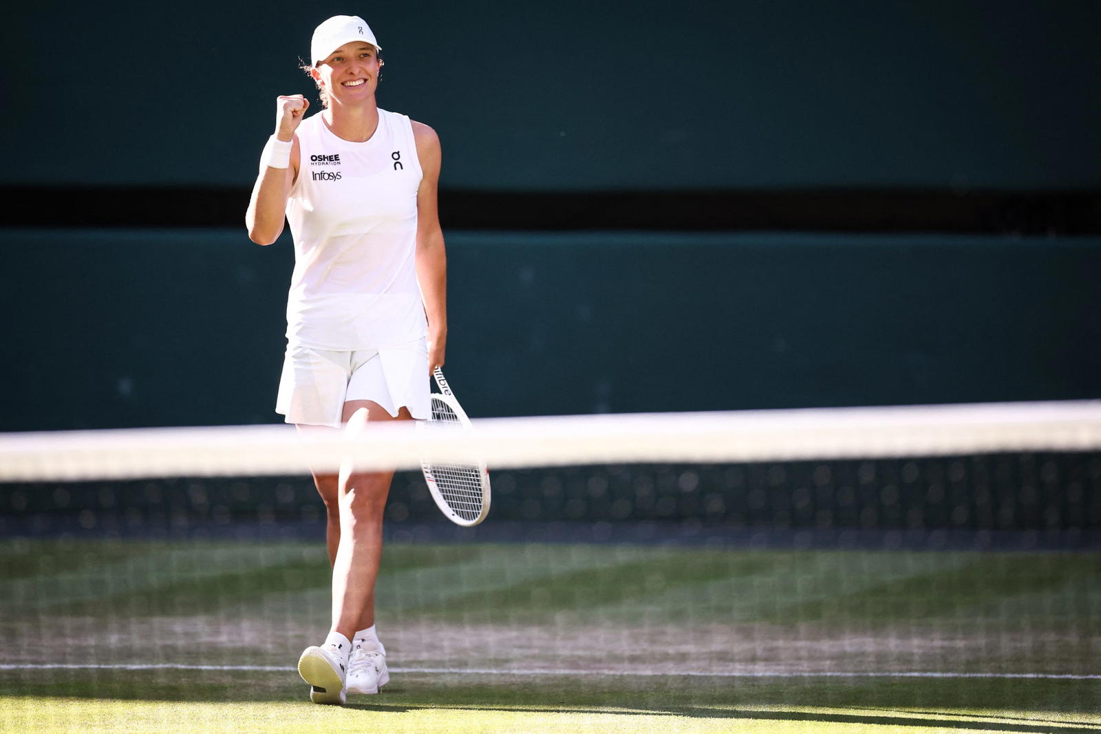 Swiatek swats Bencic aside to reach Wimbledon final against Anisimova
