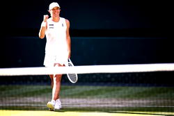 Swiatek swats Bencic aside to reach Wimbledon final against Anisimova