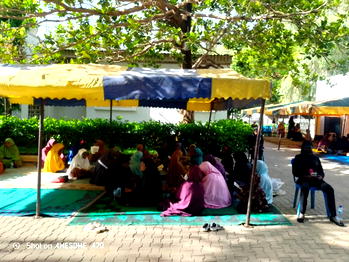 Photos: Women hold prayer session, await arrival of Buhari’s body