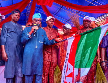 Aiyedatiwa receives PDP deputy governorship candidate, Akingbaso, other defectors to APC