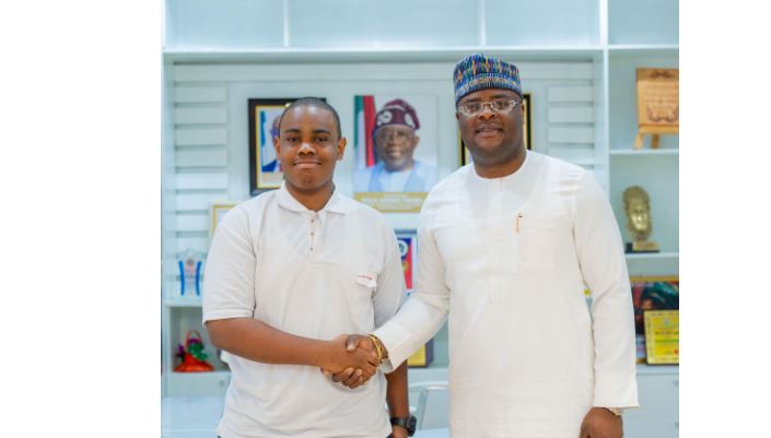 Edo Commissioner for Education, Iyamu, gifts Edo UTME top scorer N500,000