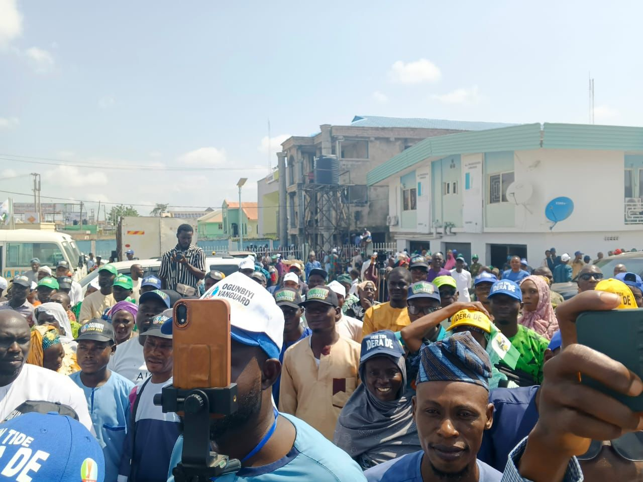 1,000 PDP members shun ADC, defect to APC in Osun