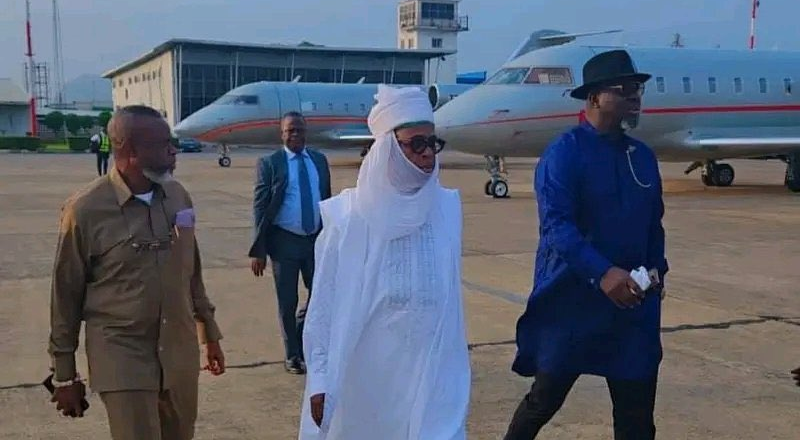 Amaechi, ‘Dan Amanar of Daura’ wears turban to Buhari’s burial