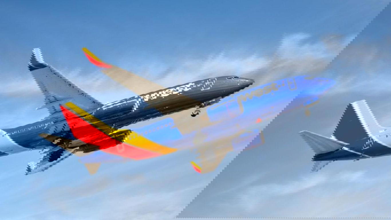 US passenger plane dives to avoid mid-air collision
