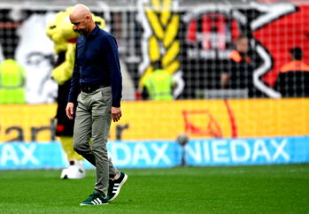 Leverkusen defeated at home in Ten Hag Bundesliga debut