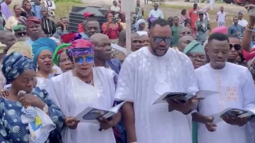 Odunlade-Adekola-burying-father
