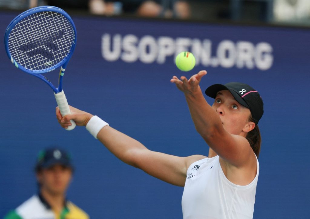 US Open: Swiatek beats Arango to reach second round