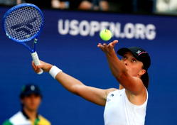 US Open: Swiatek beats Arango to reach second round
