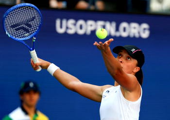 US Open: Swiatek beats Arango to reach second round